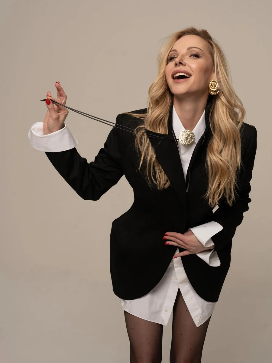 Даша Трегубова грайливо попозувала у сорочці