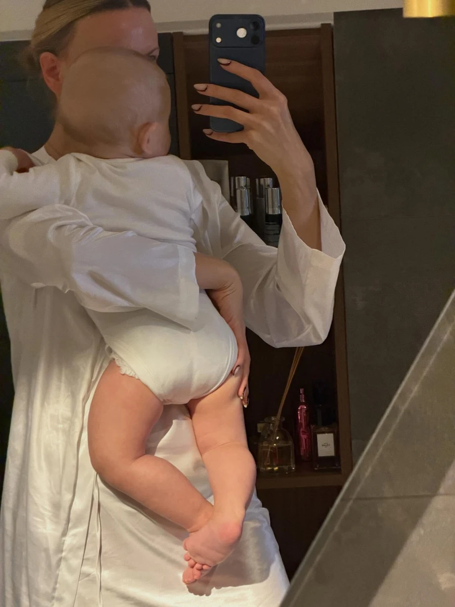 Леся Нікітюк з сином на руках