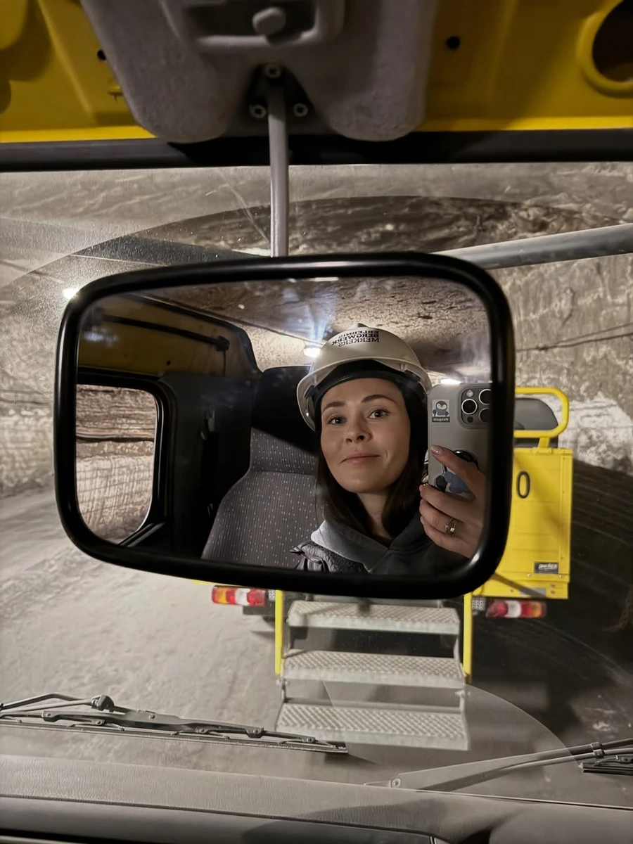 Саніна наробила фото в соляній шахті 