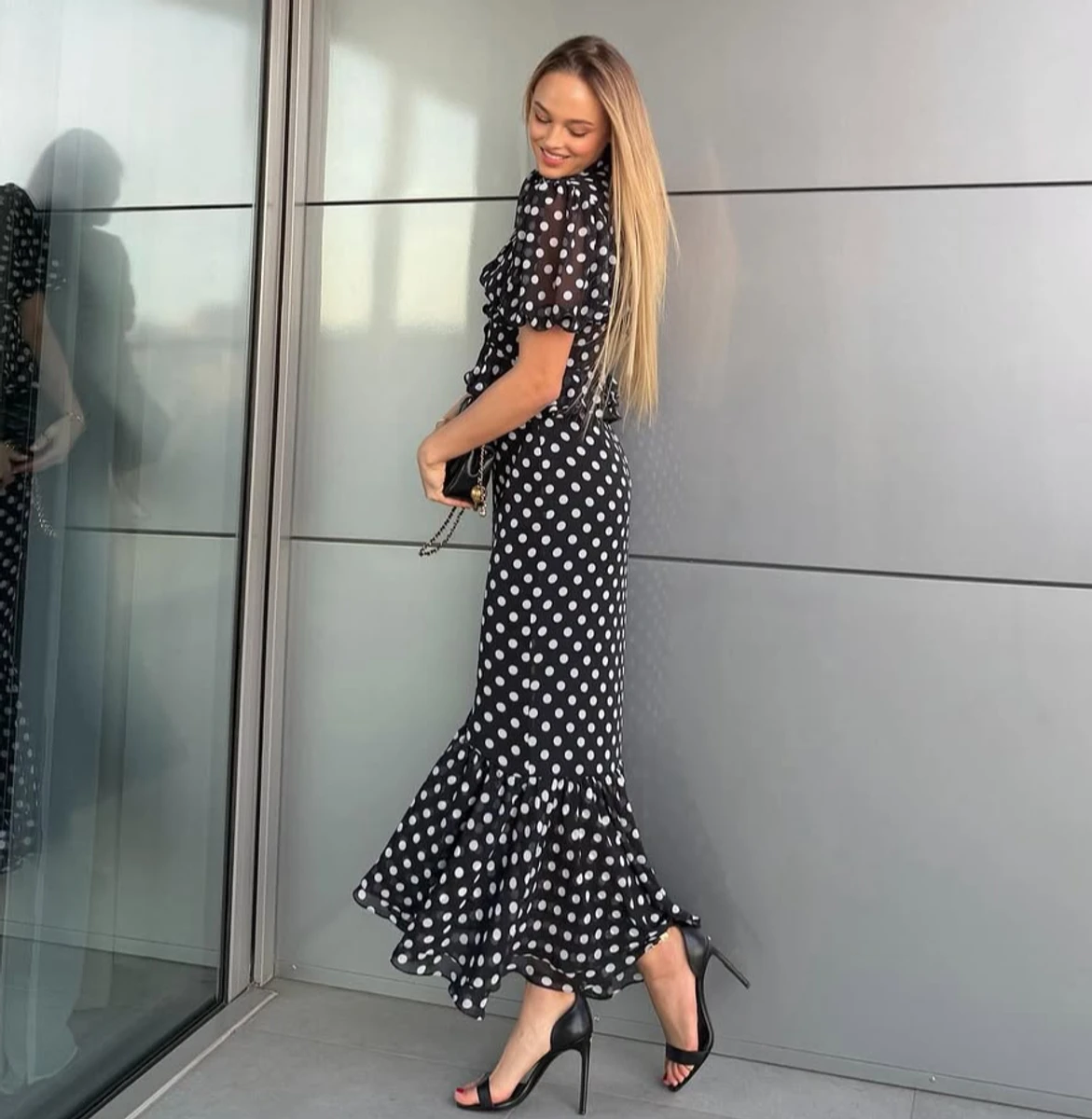 Дар'я Білодід у луці в горошок посвітила струнким тілом