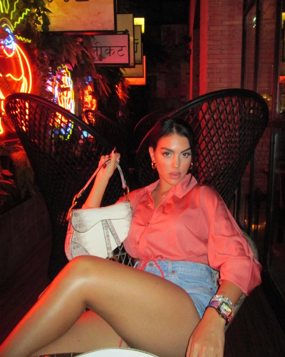 Джорджина з гордістю хизується своїми сильними сторонами (заробітками коханого, наприклад)