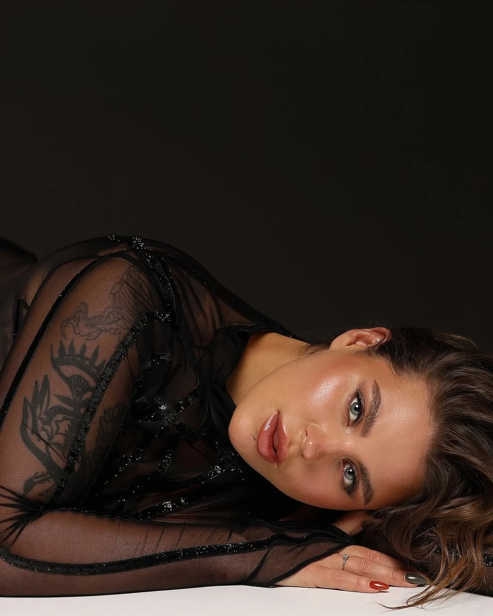 Заріцька млосно прилягла перед камерою