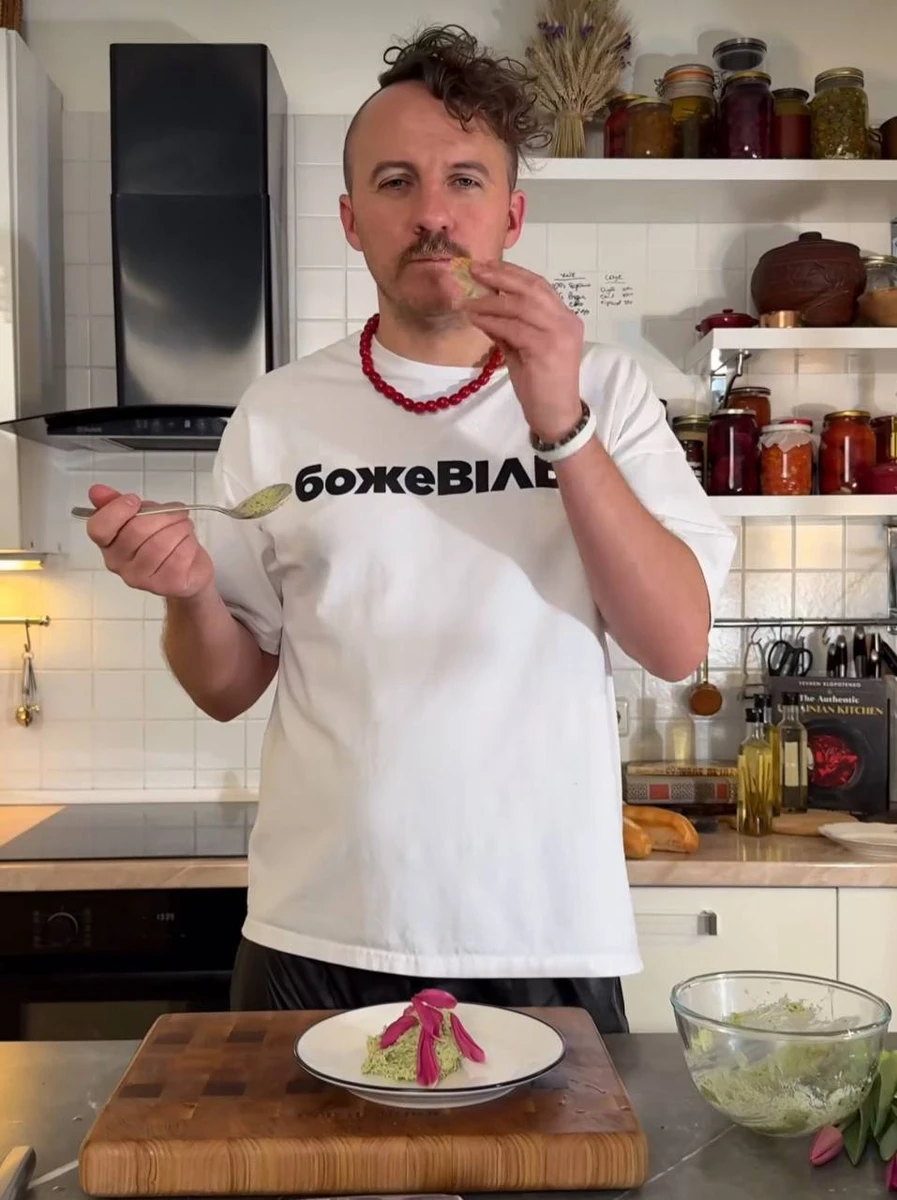 Клопотенко спробував страву з тюльпанів