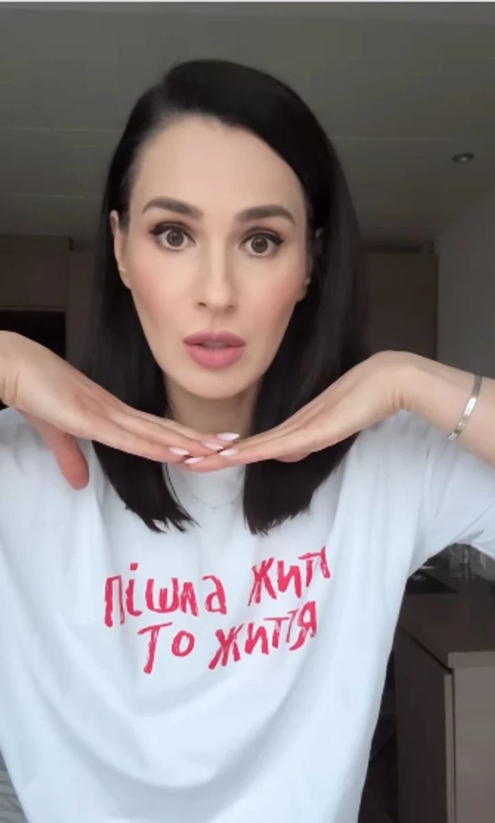 Маша Єфросиніна зробила укладку та макіяж