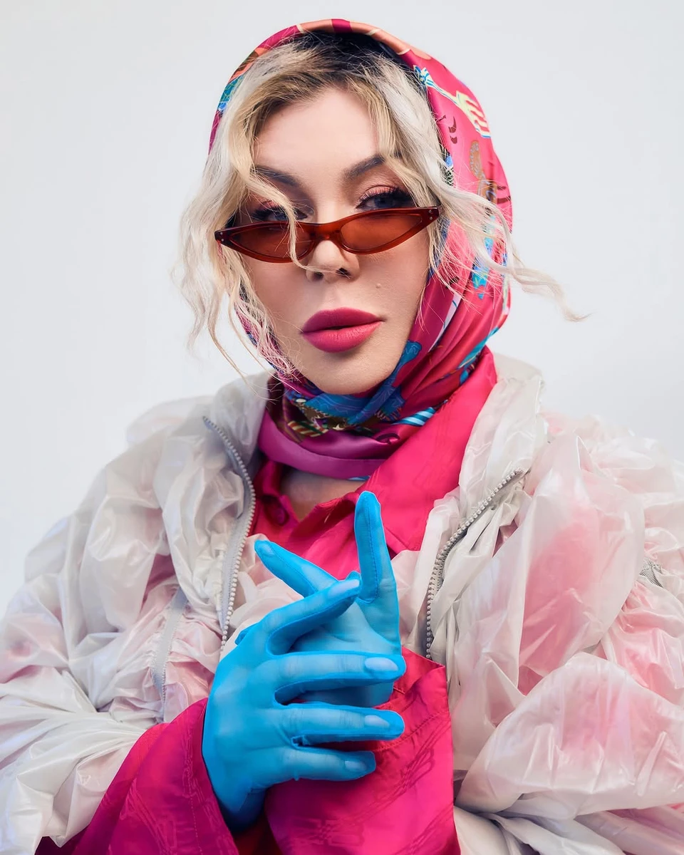 Білик у хустці і яскравих перчатках