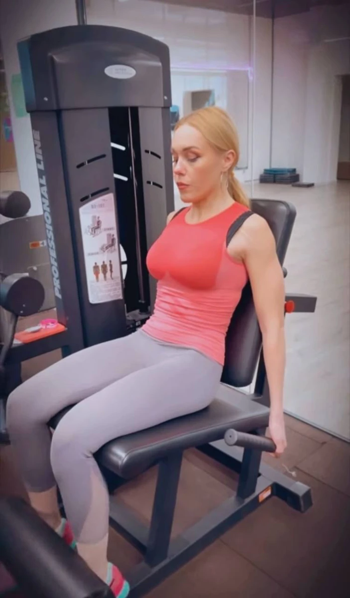 Олена качає ноги