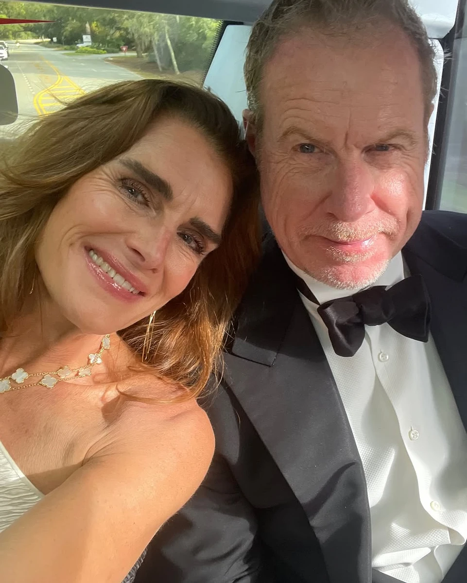 Брук Шилдс пригорнулася до свого чоловіка в машині