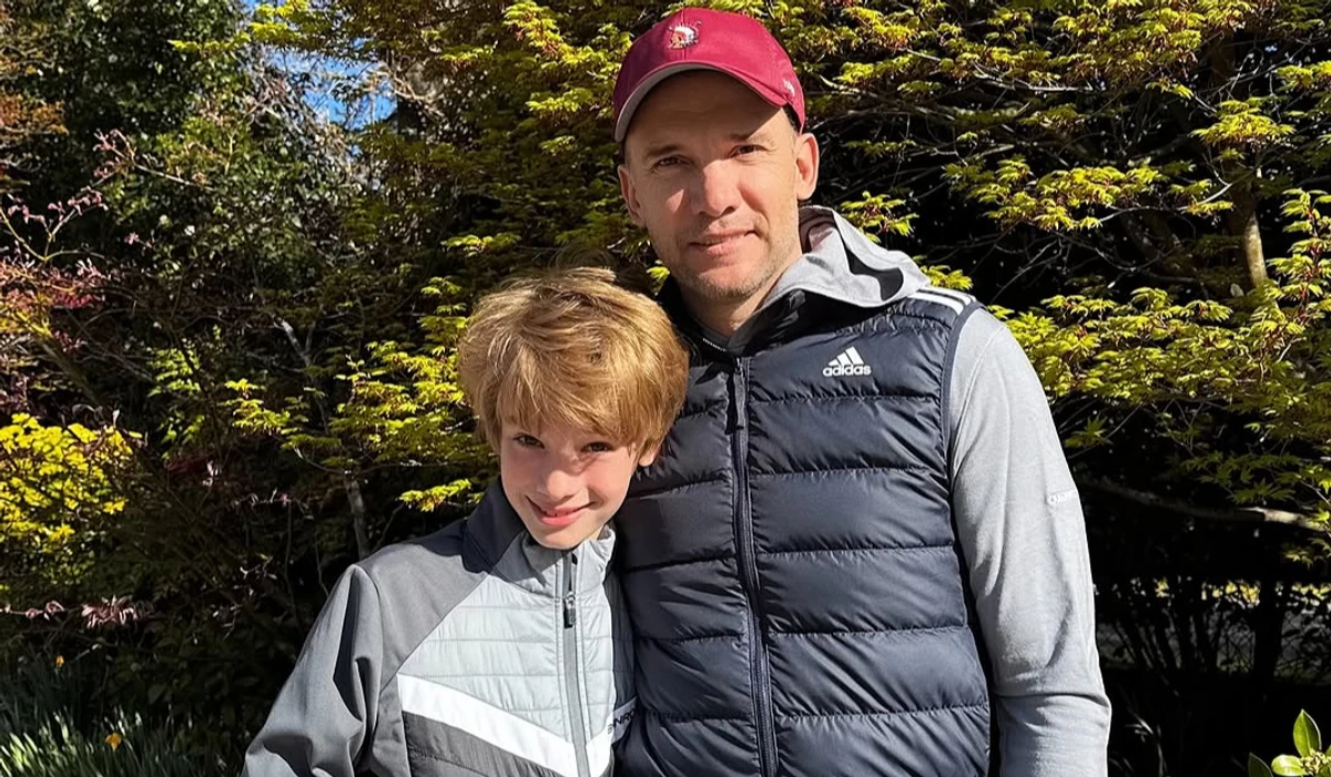 Андрій Шевченко зі своїм сином позують для фото