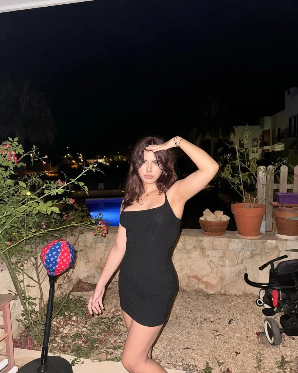Дочка Мурата Налкакіоглу і Ані Лорак у міні попозувала серед ночі