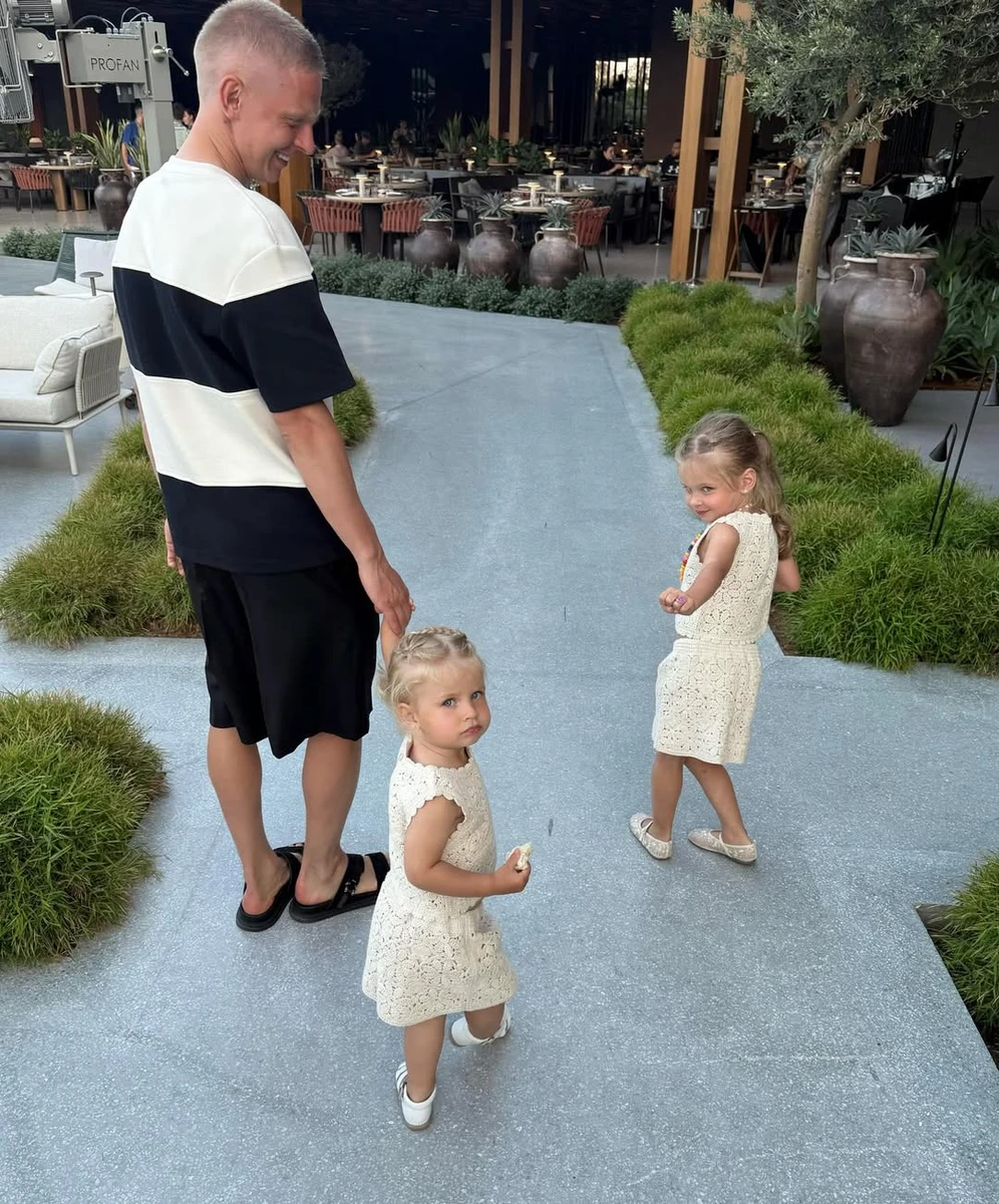 Олександр Зінченко показав кумедні фото з дочками просто неба