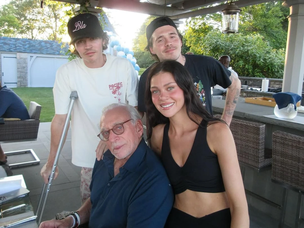 Син Бекхемів з дружиною показалися на вечірці її тата