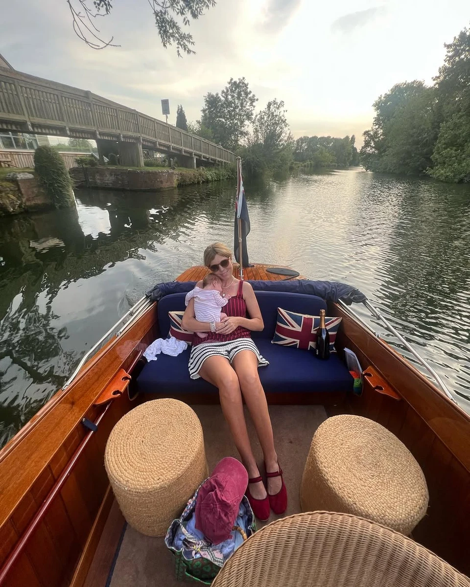 Дружина Джонсона з маленькою дочкою на руках показалася на човні