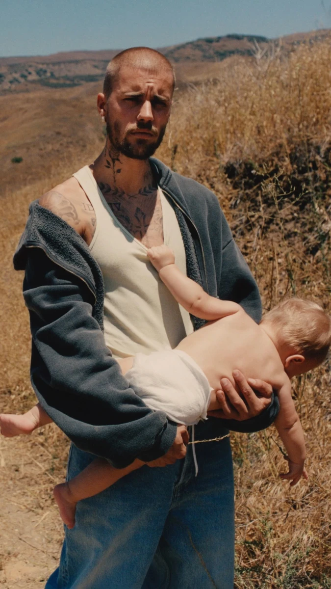 Джастін Бібер у стильному луці потримав сина на руках для обкладинки альбому