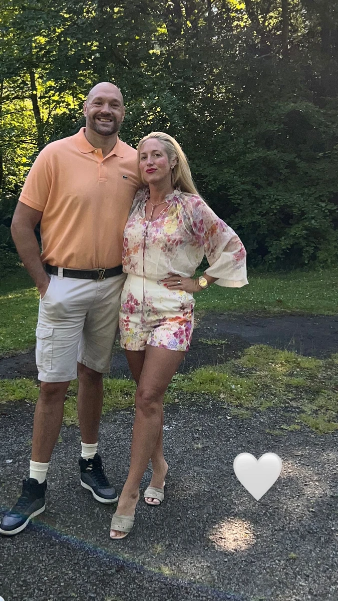 Тайсон Ф'юрі обійняв дружину у шортиках для милого фото