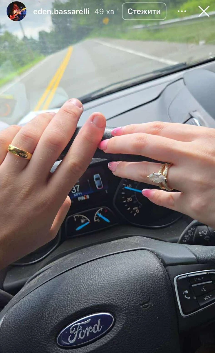 Такий ось неочікуваний шлюб стався у Маші через 7 місяців навчання в Берклі. До речі, обручки у молодят на лівій руці 