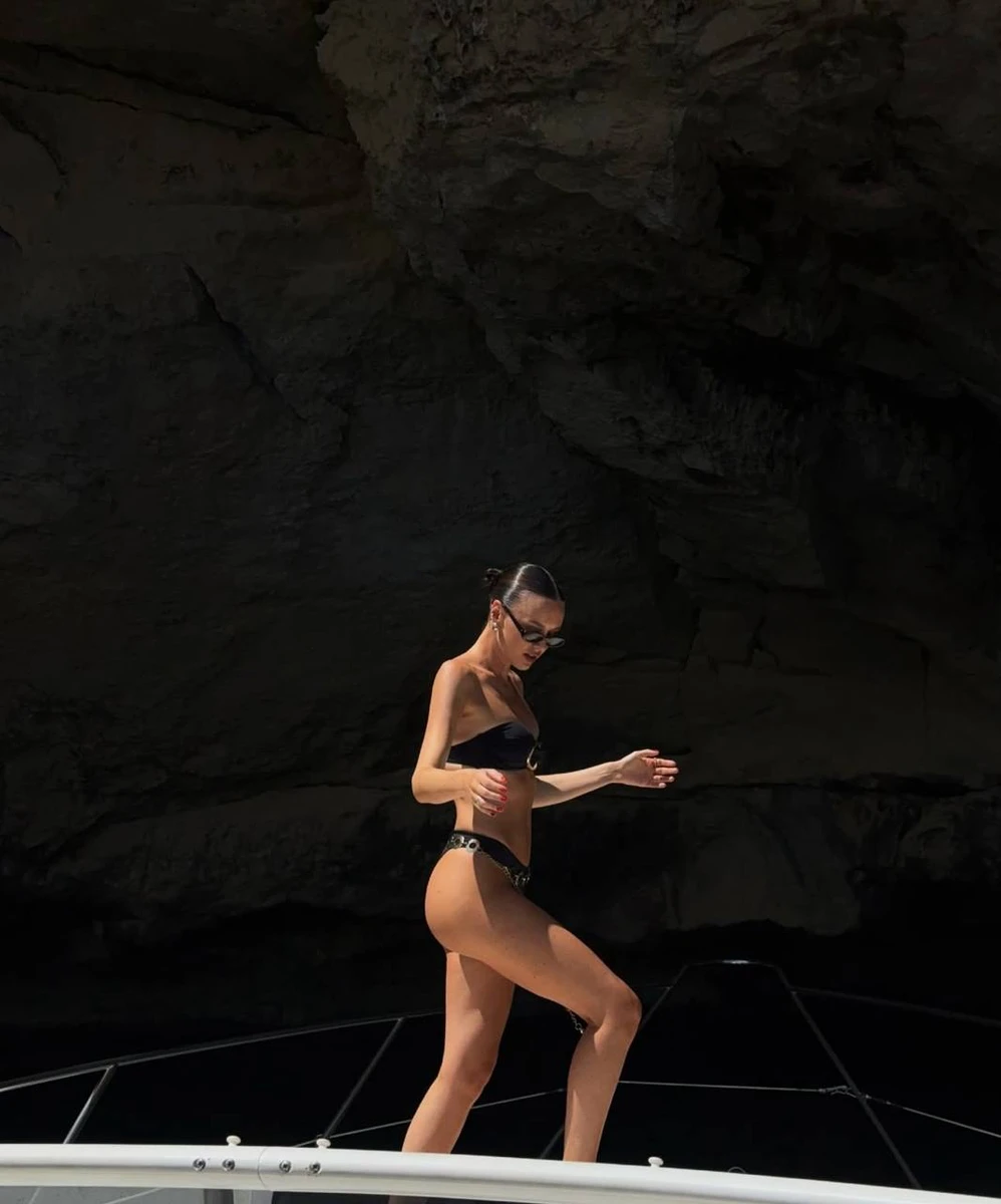 Френдій в купальнику