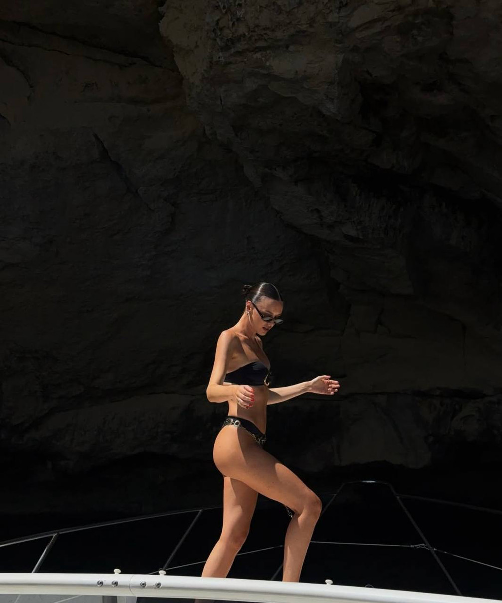 Френдій в купальнику