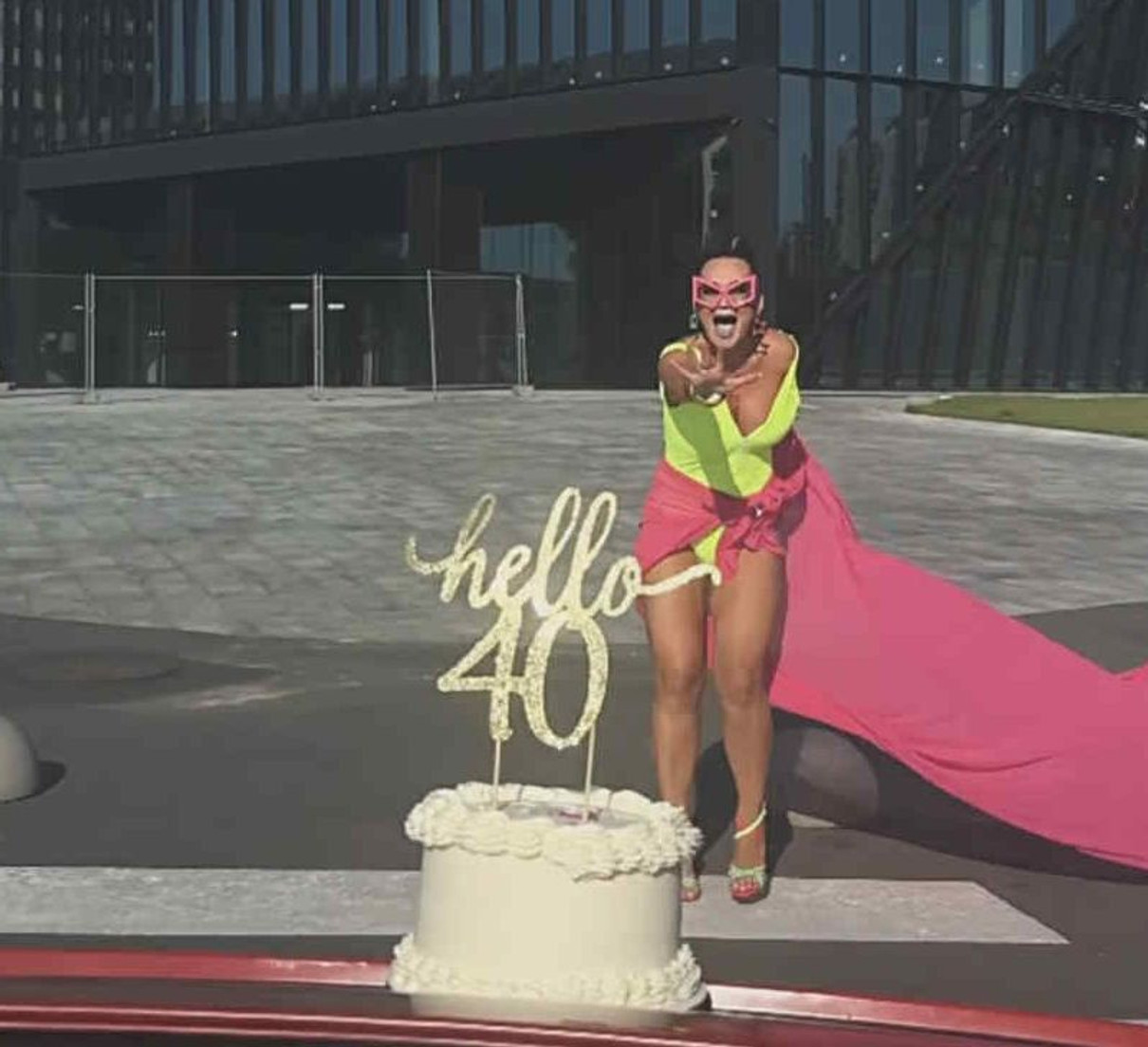 Але день народження її наздогнав тортом і вітаннями 