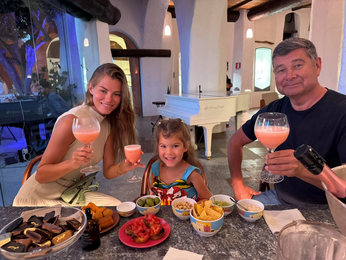 Онищенко з дочкою і коханою