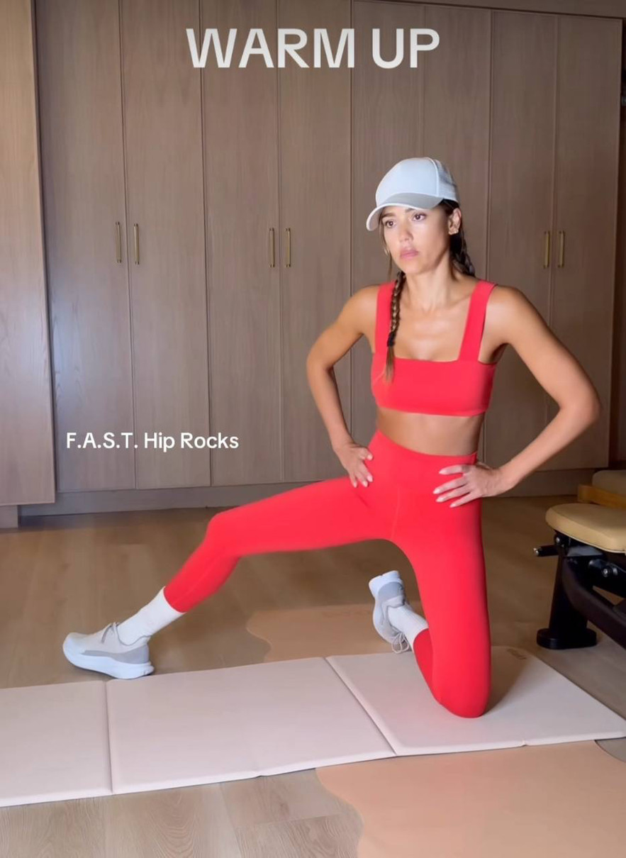 Альба у лосинах