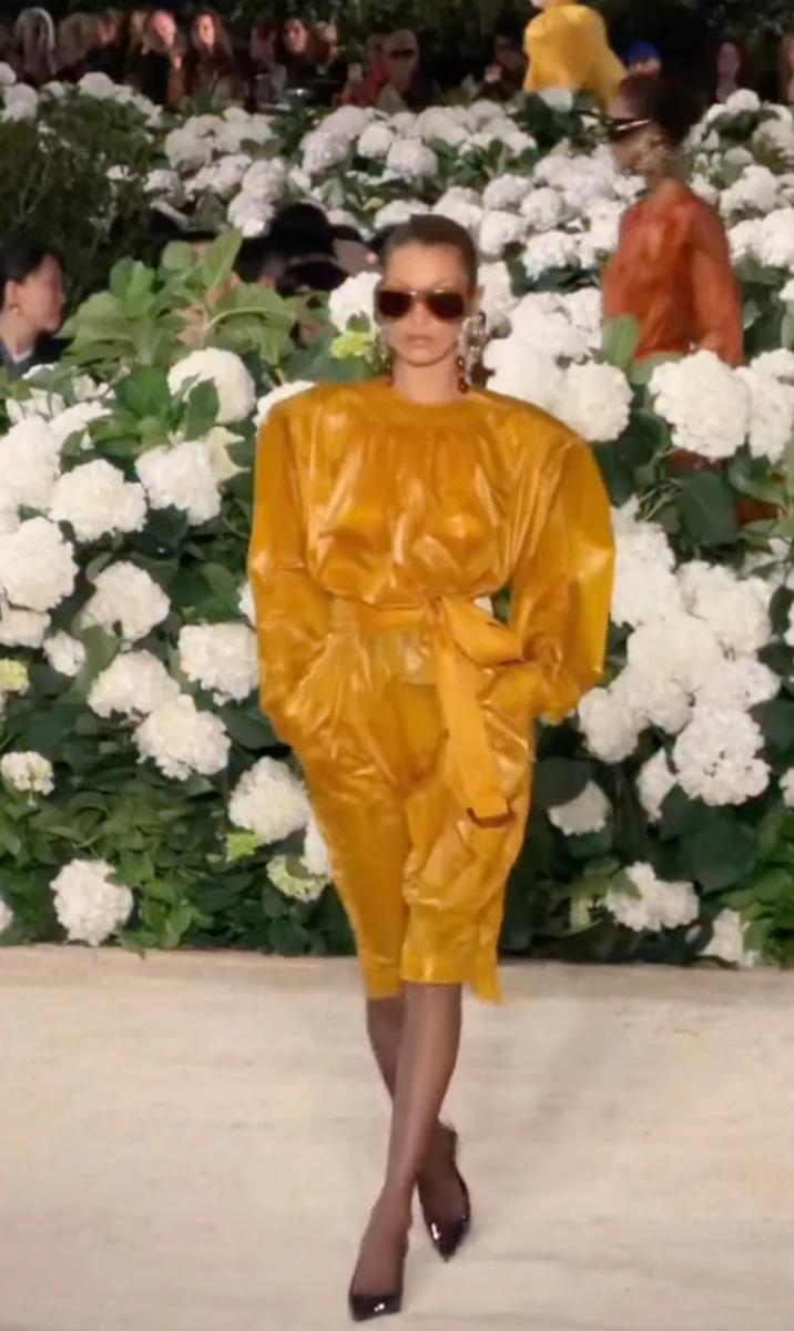 Белла Хадід у яскравому тренчі пройшлася подіумом на показі Saint Laurent в Парижі