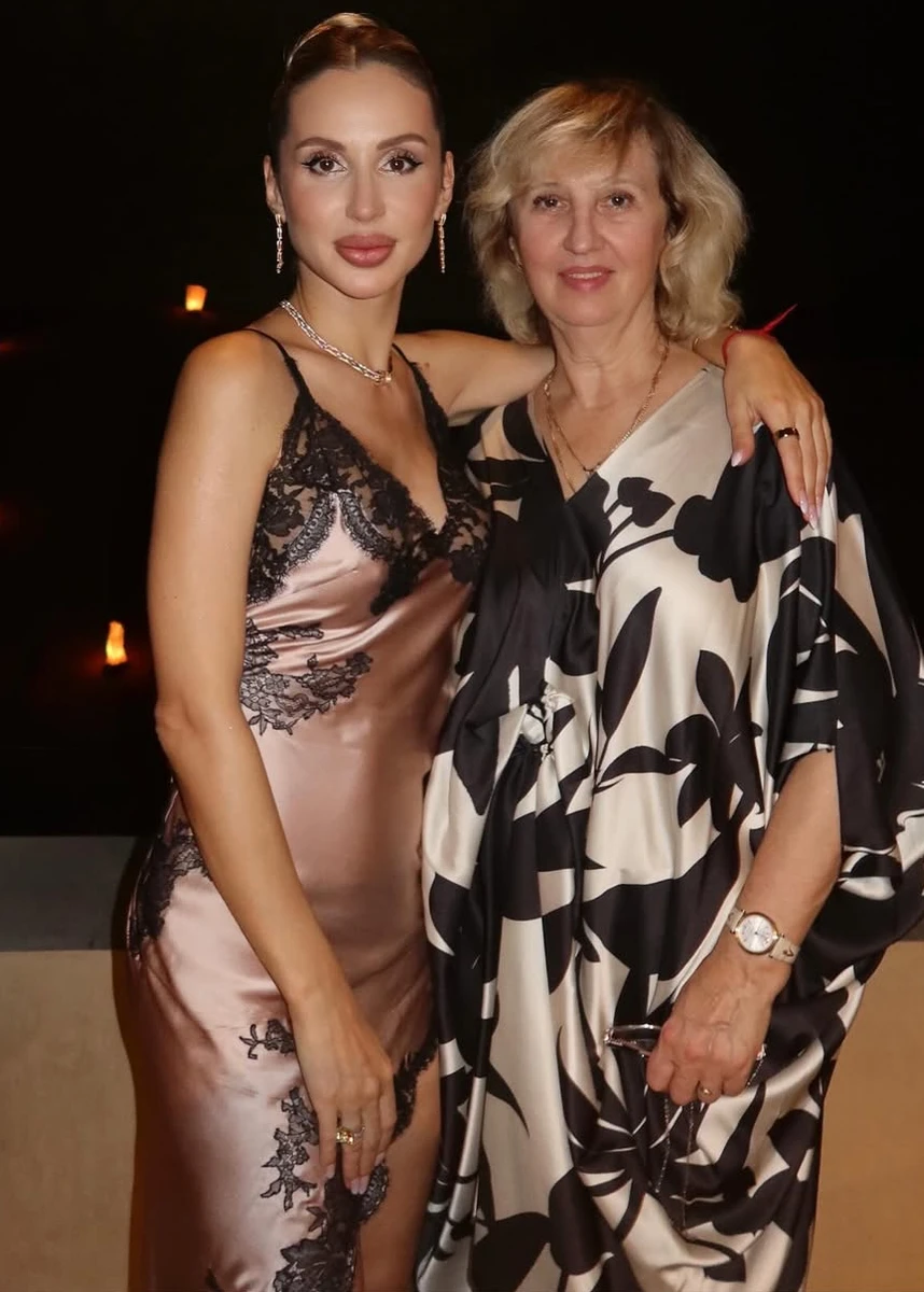 Світлана Лобода у мереживній сукні обійняла маму на своєму 43-річчі в Дубаї