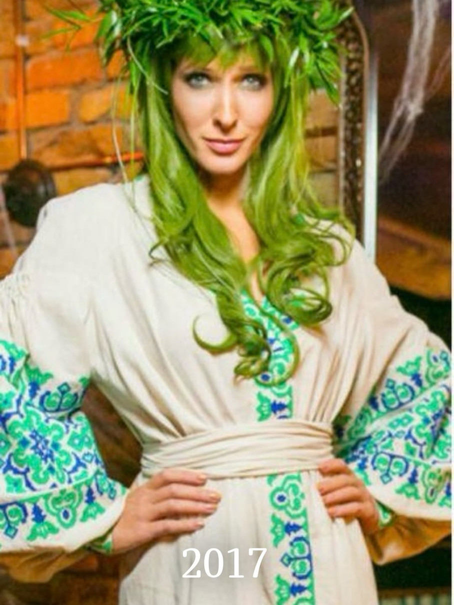 Осадча на Геловін з зеленим волоссям