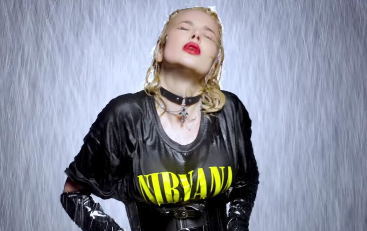 Всі атрибути рокерки та потужний вокал