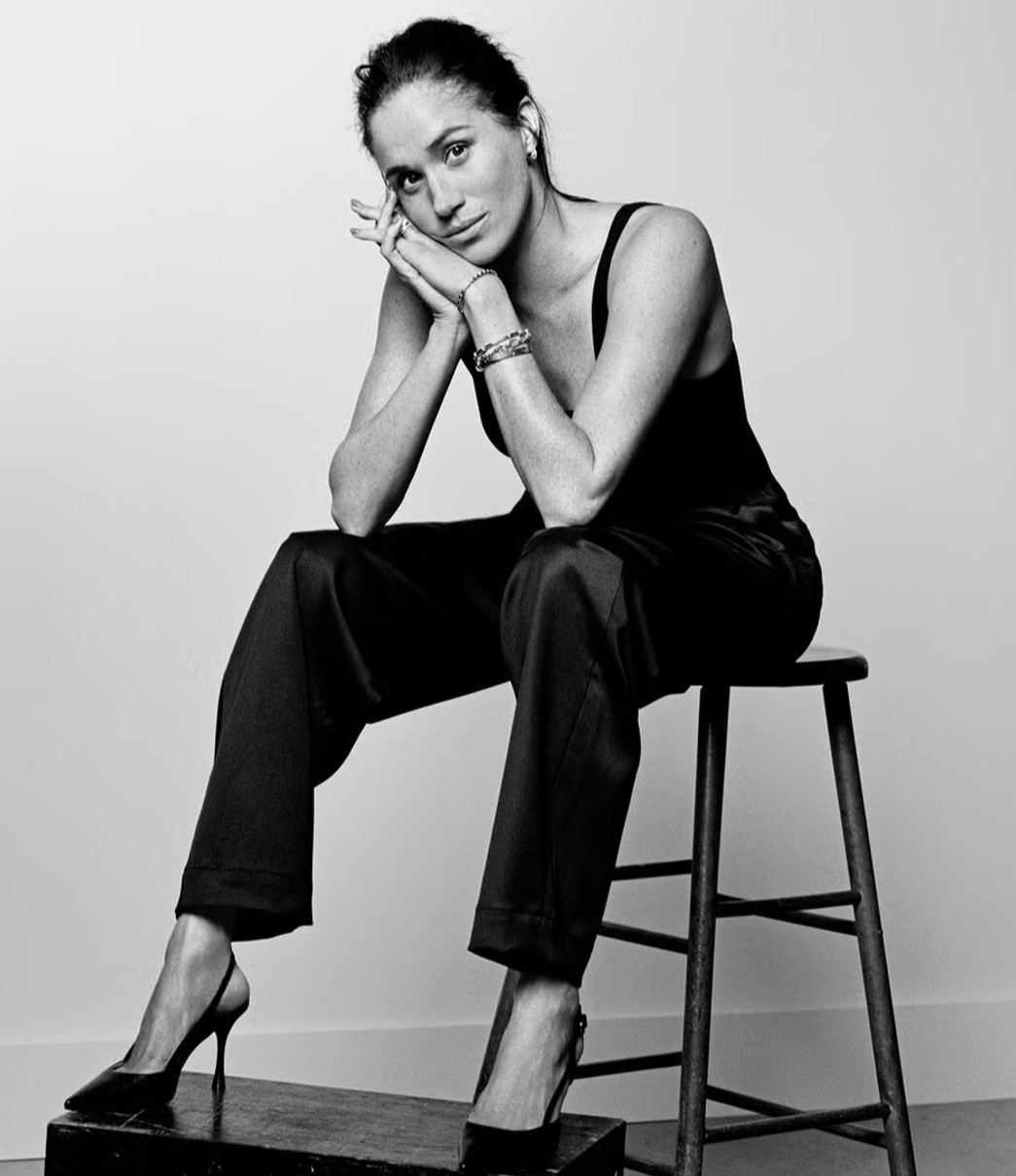 Меган Маркл в атласних штанах і майці попозувала на стільці