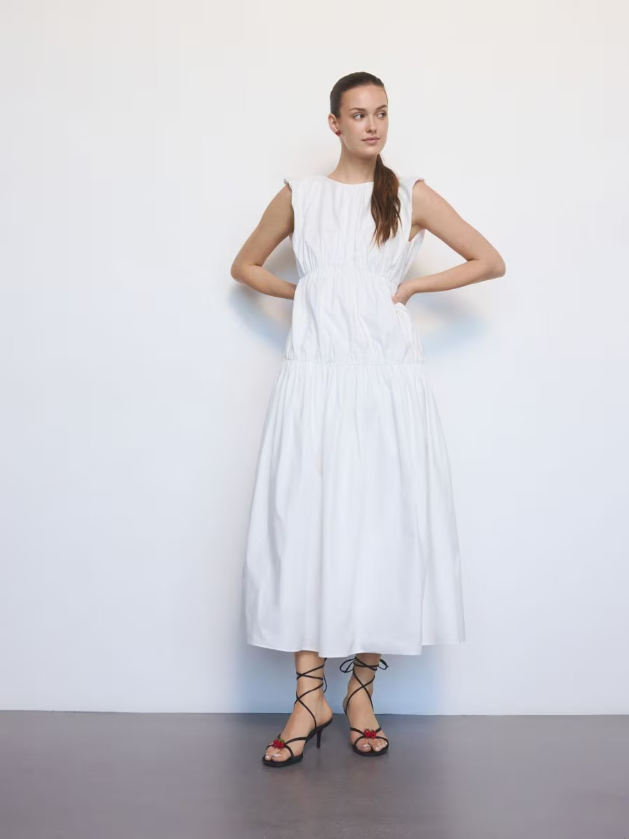 Образ у білій сукні і сандалях