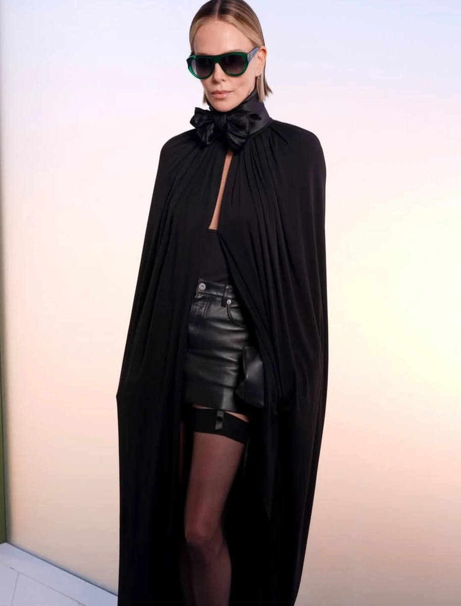 Шарліз Терон вигуляла модний коротенький аутфіт