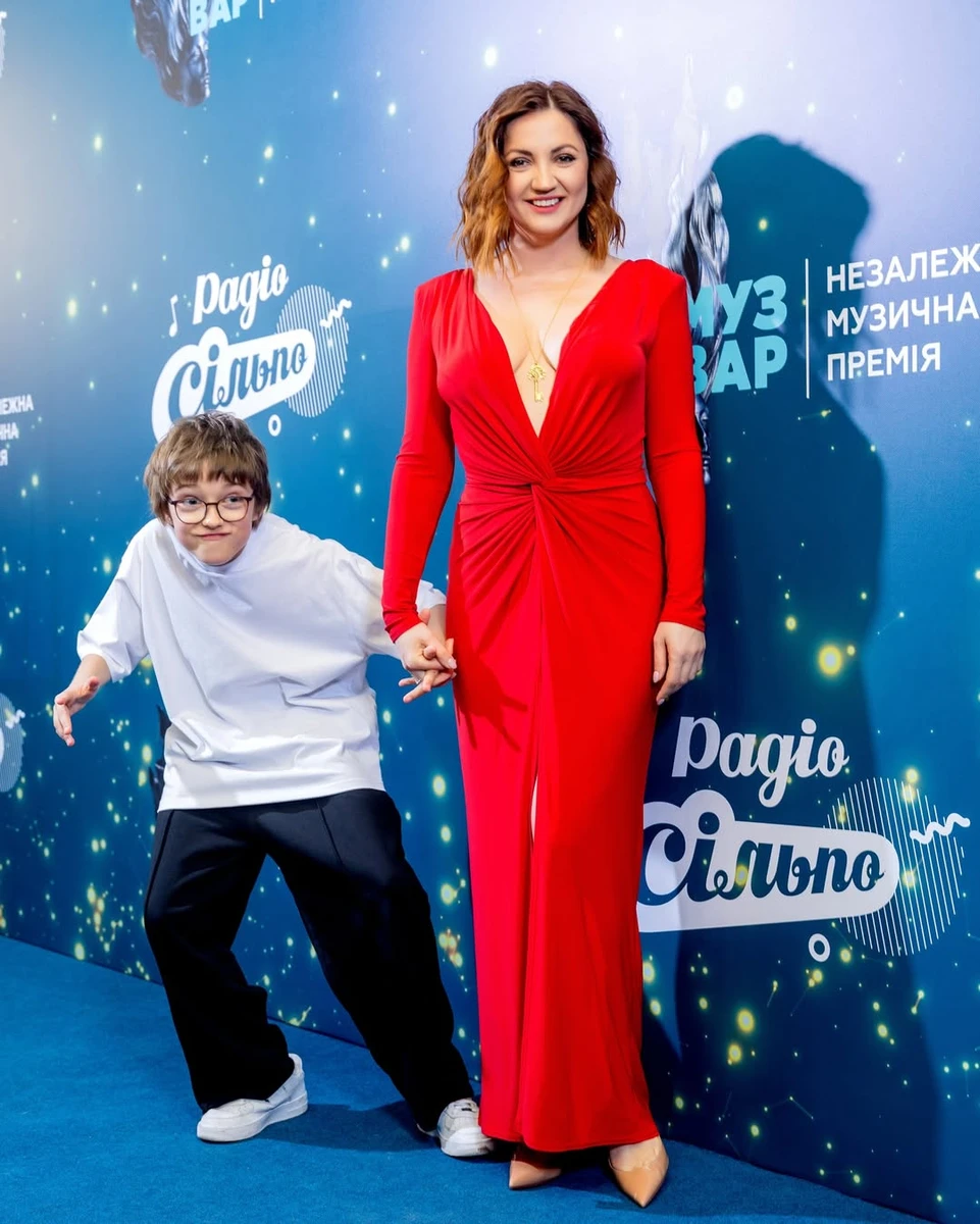 Оля Цибульська у декольтованій сукні попозувала з сином на хіднику