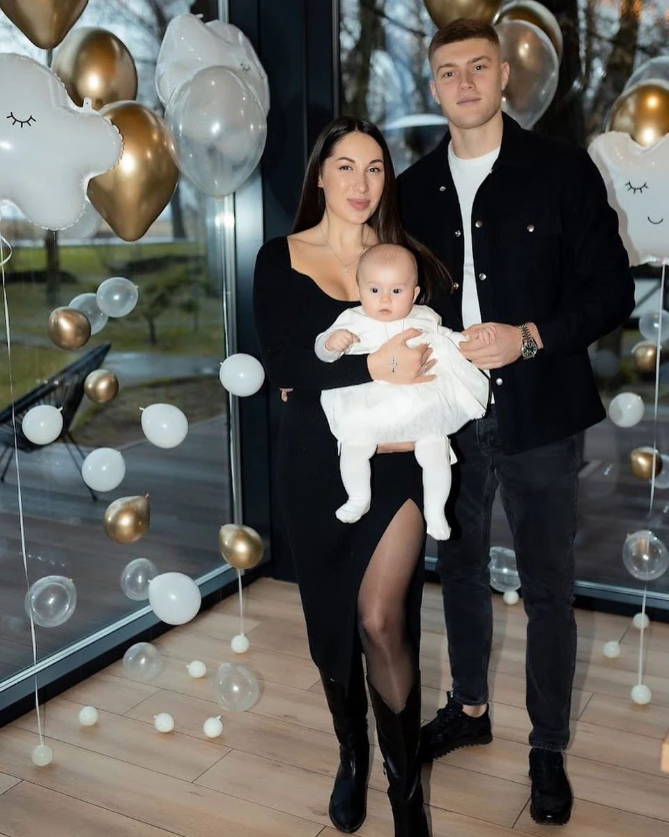 Артем Довбик разом із дружиною та донькою