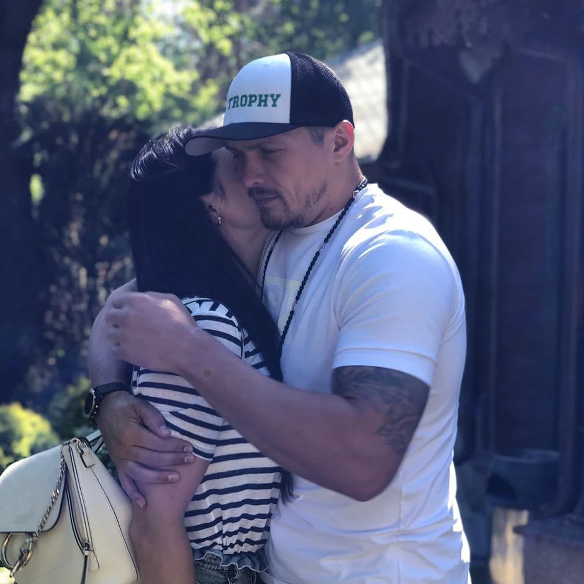 Усика зацілувала дружина