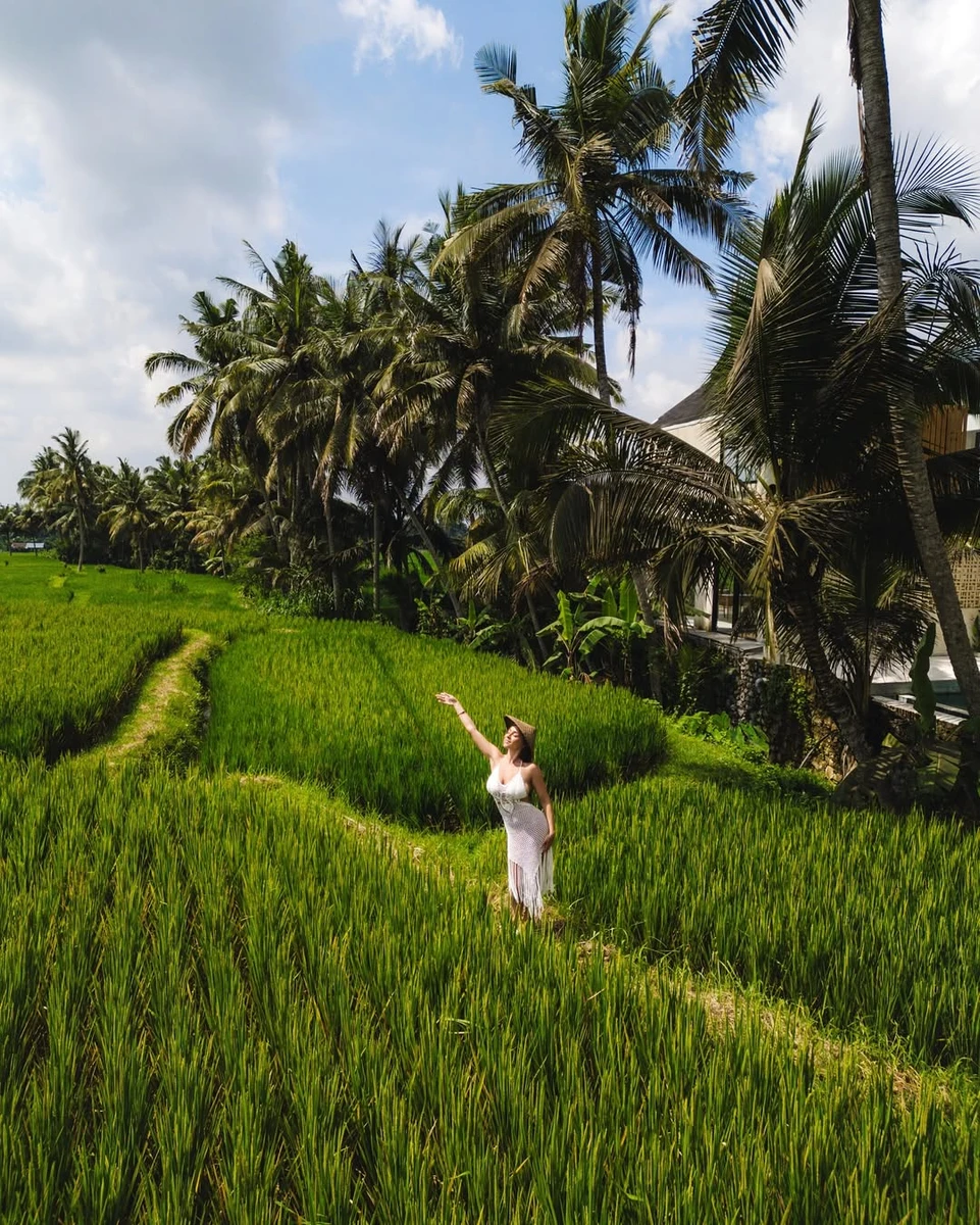 Джозефін Джексон відпочиває у прозорому вбранні на Балі