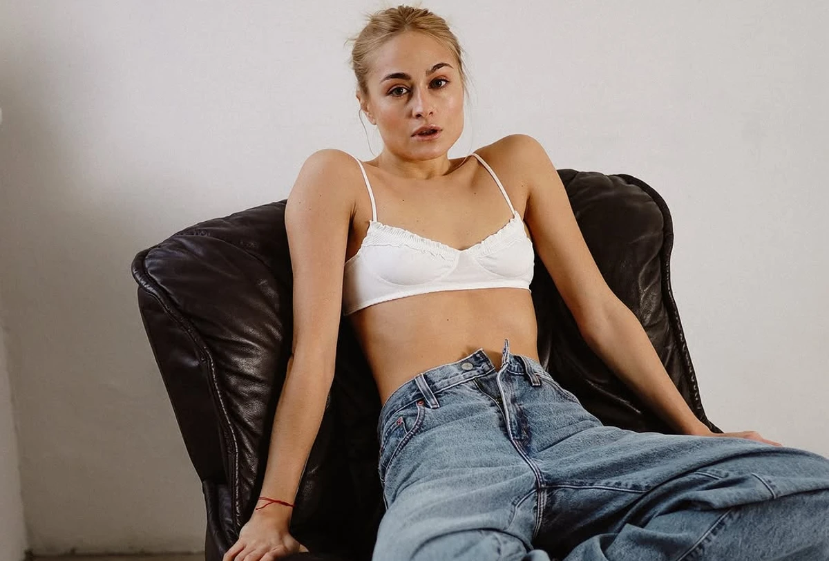 Настя Цимбалару позує для фото