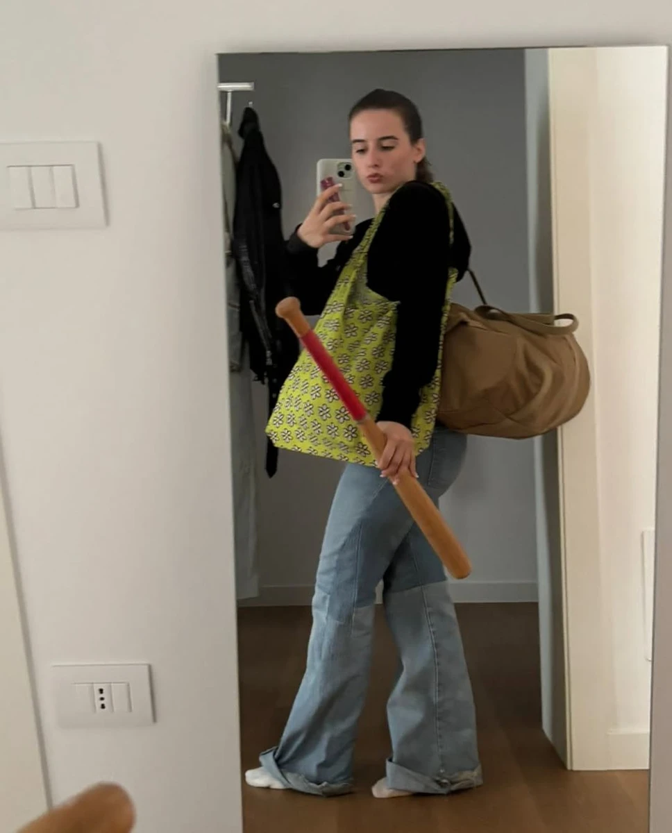 Дочка Бадоєва попозувала у джинсах та з бітою в руках