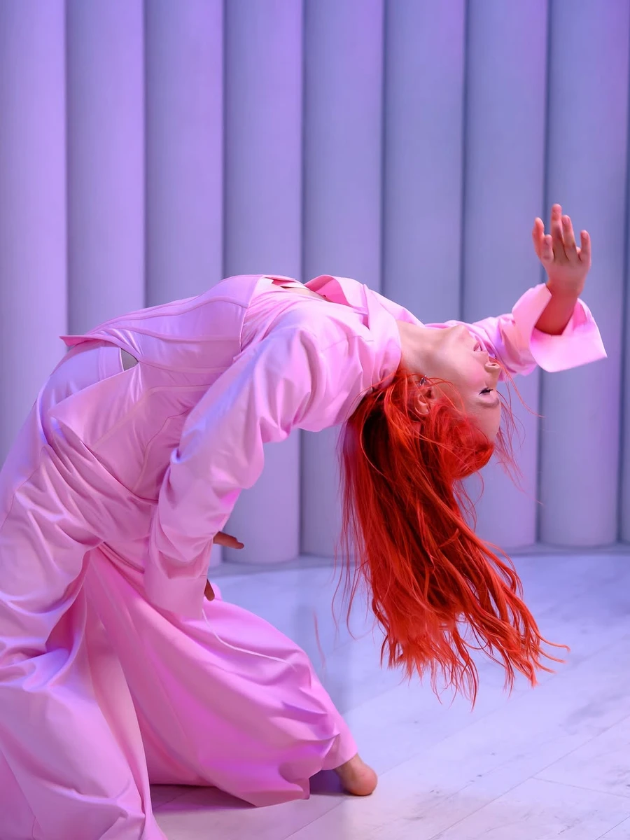 Світлана Тарабарова грайливо порухалася для фото