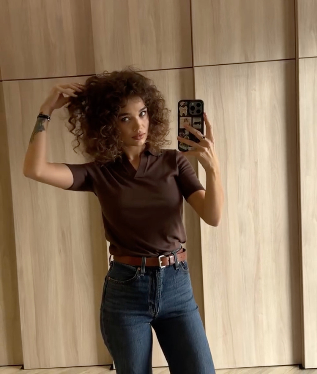 Саша Бо здивувала новою зачіскою в стильному луці