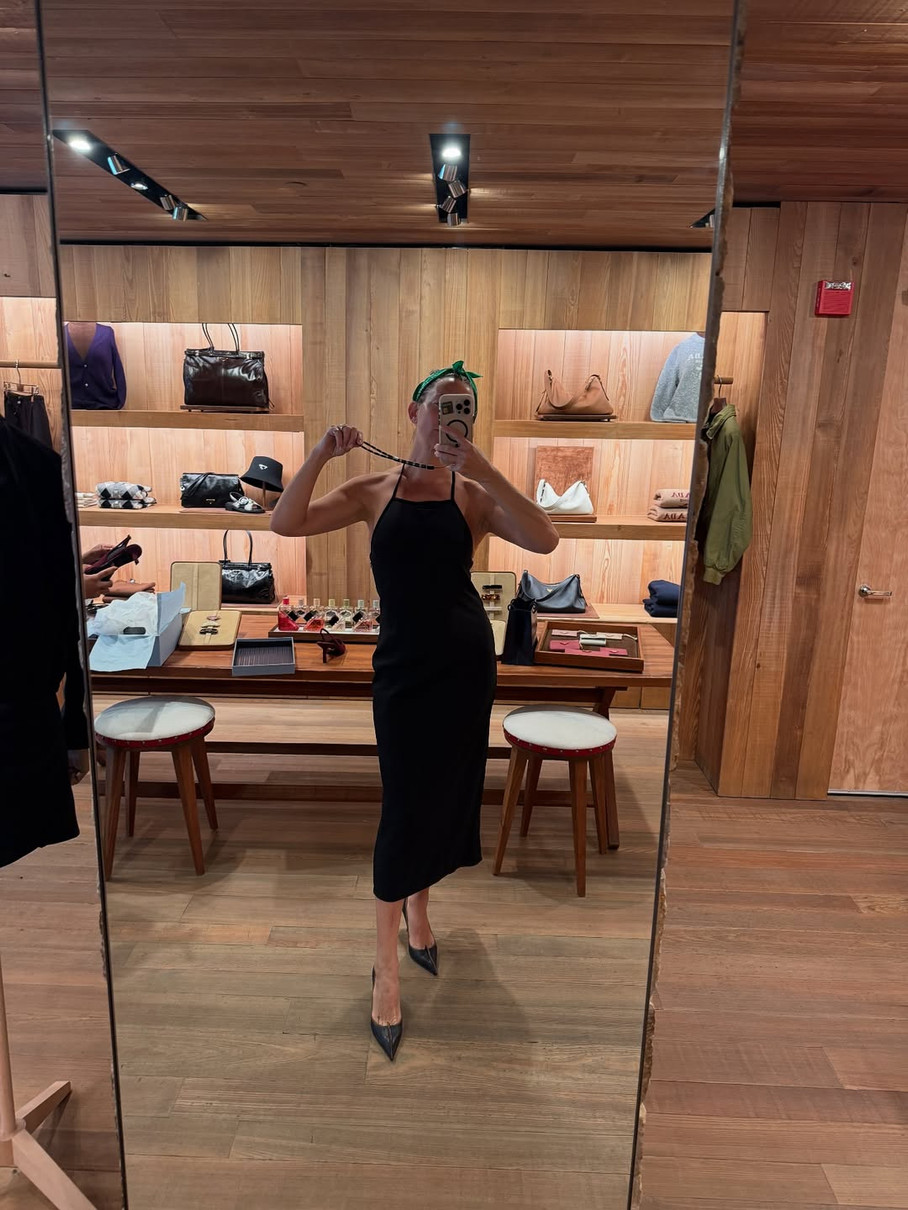 Кейт Хадсон в обтислій сукні показала стегна перед дзеркалом