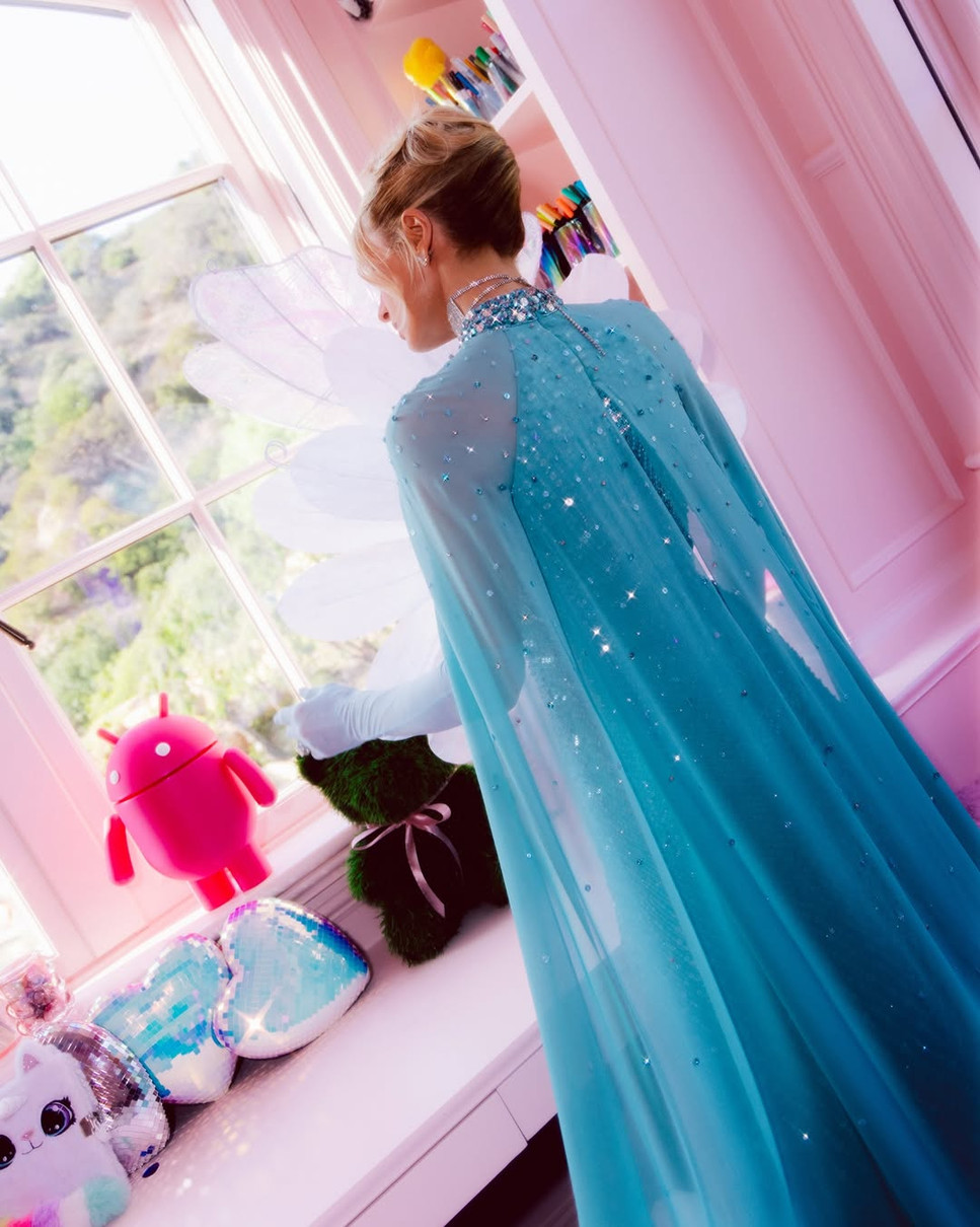 Періс Хілтон у блискучій сукні з накидною постала на весіллі Селени Гомес