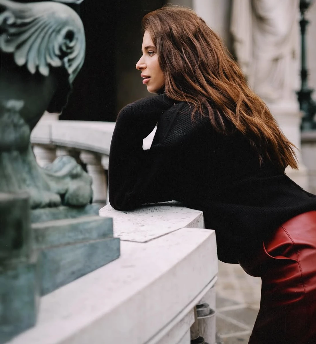 Дружина Усика в ефектному луці наробила фото у Парижі