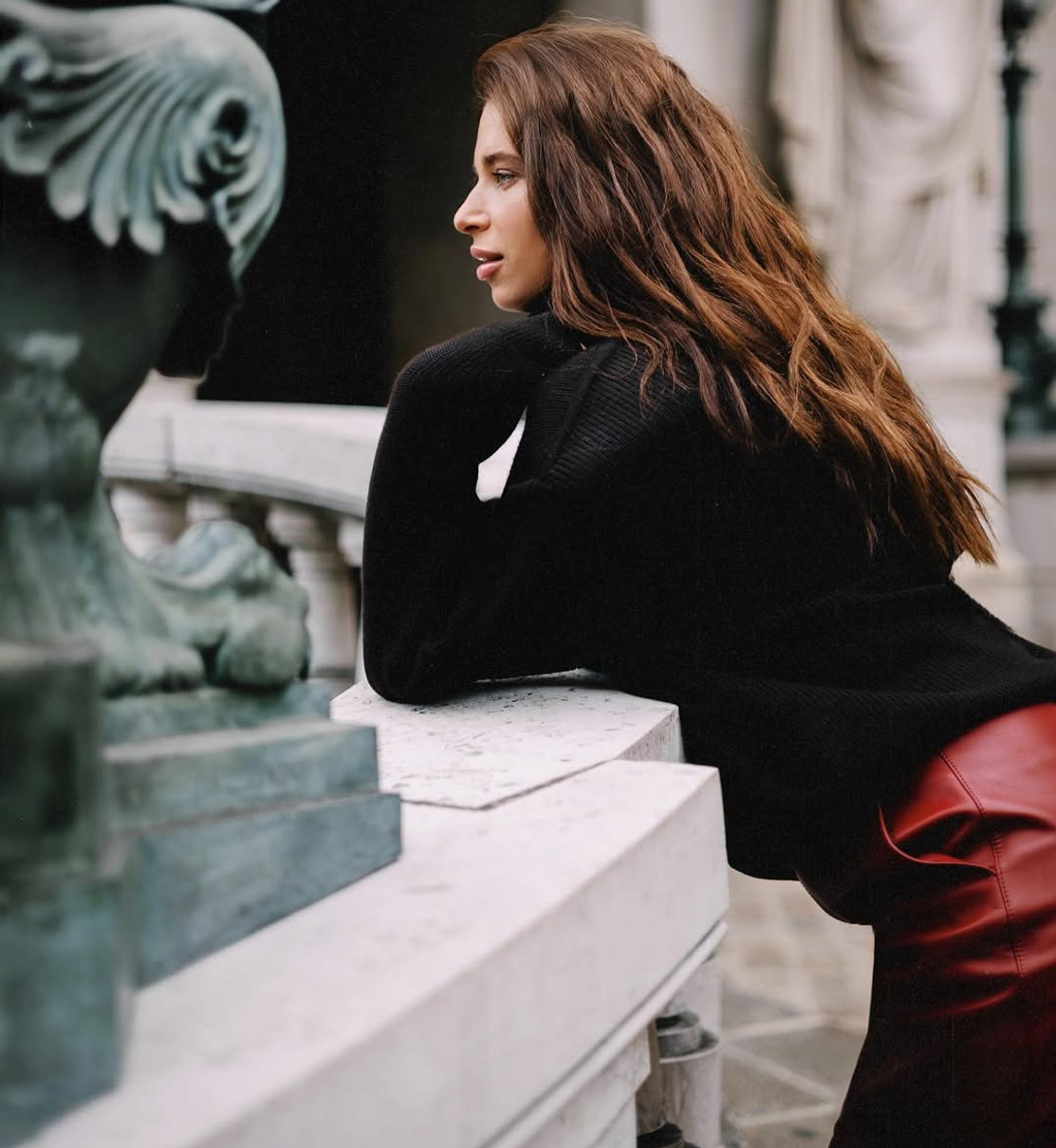 Дружина Усика в ефектному луці наробила фото у Парижі