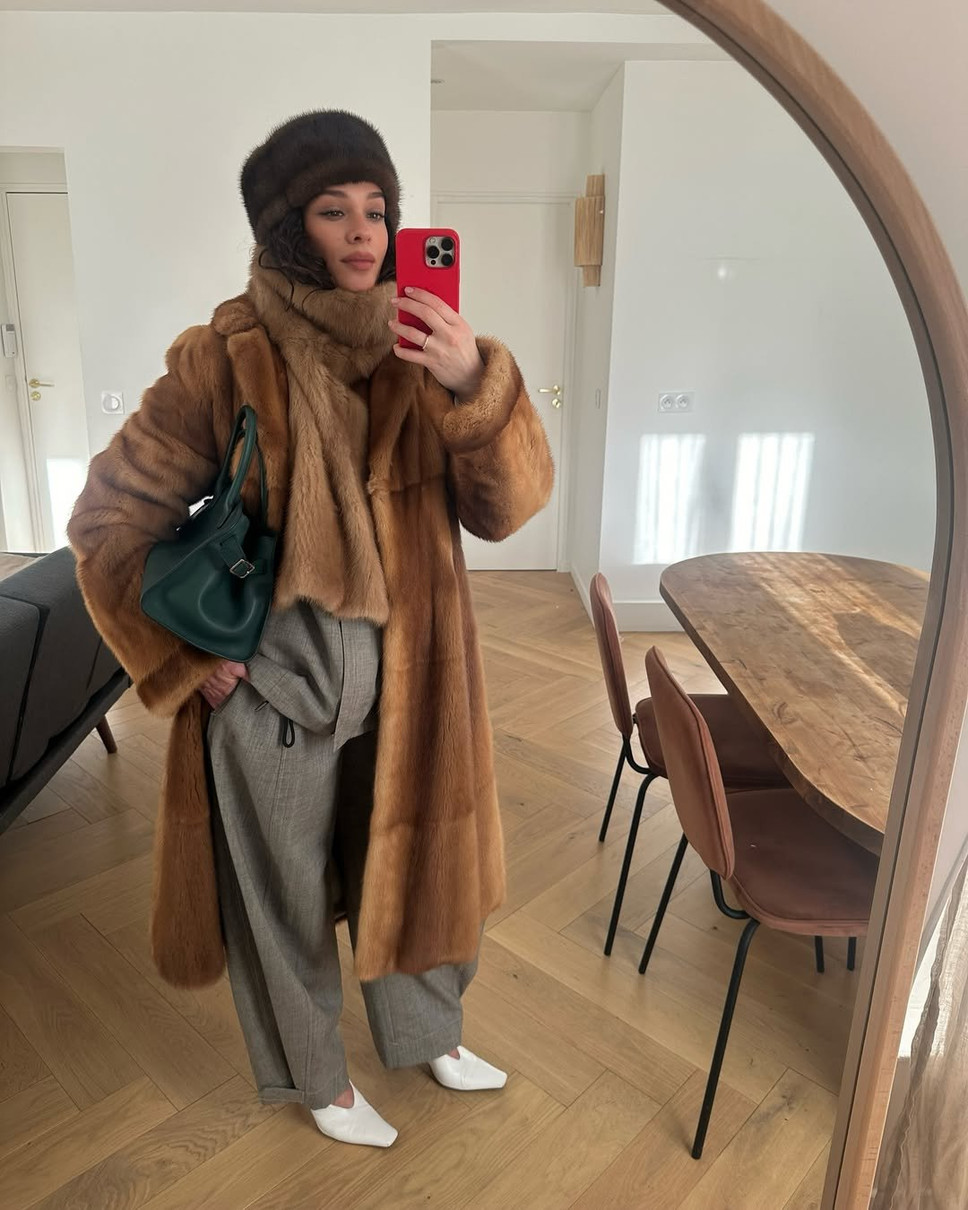 Стилістка в образі з хутром