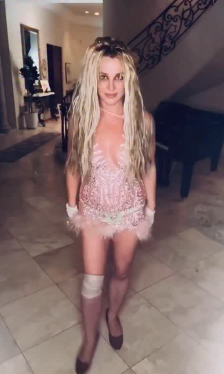 Брітні Спірз на фото з перебинтованим коліном