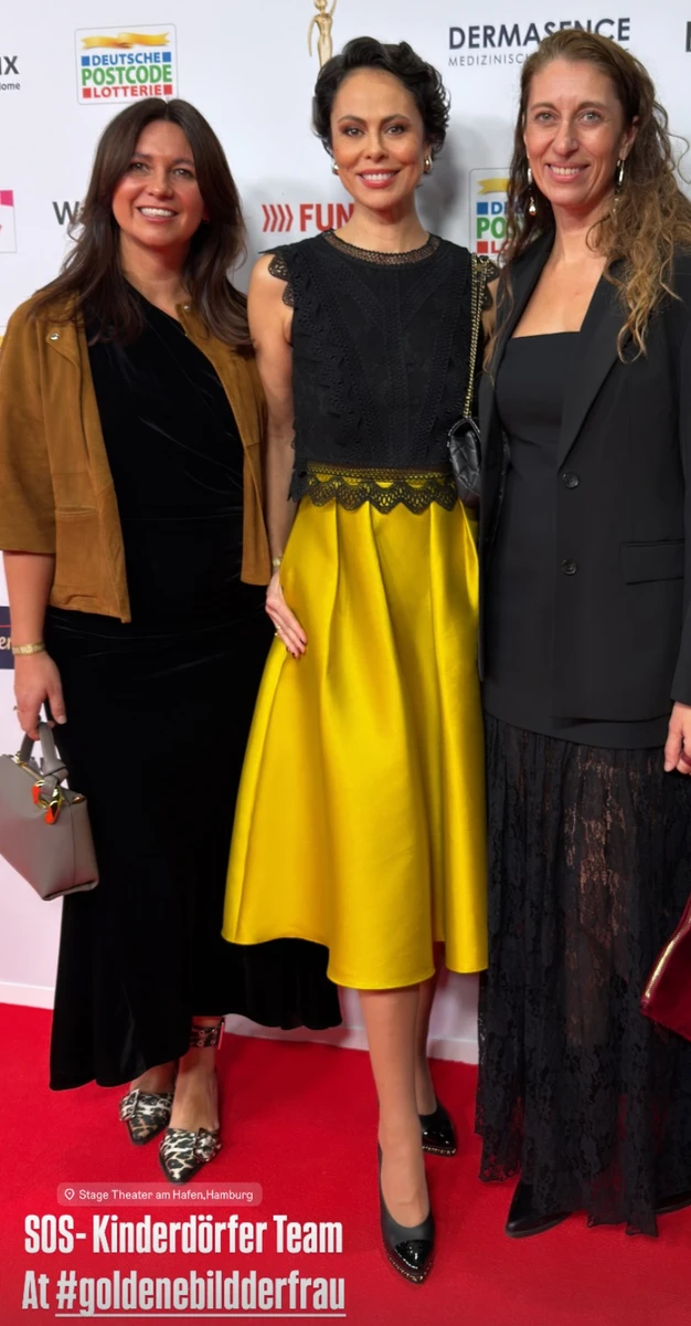 Ексдружина Кличка у ніжній спідниці та мереживі попозувала на хіднику