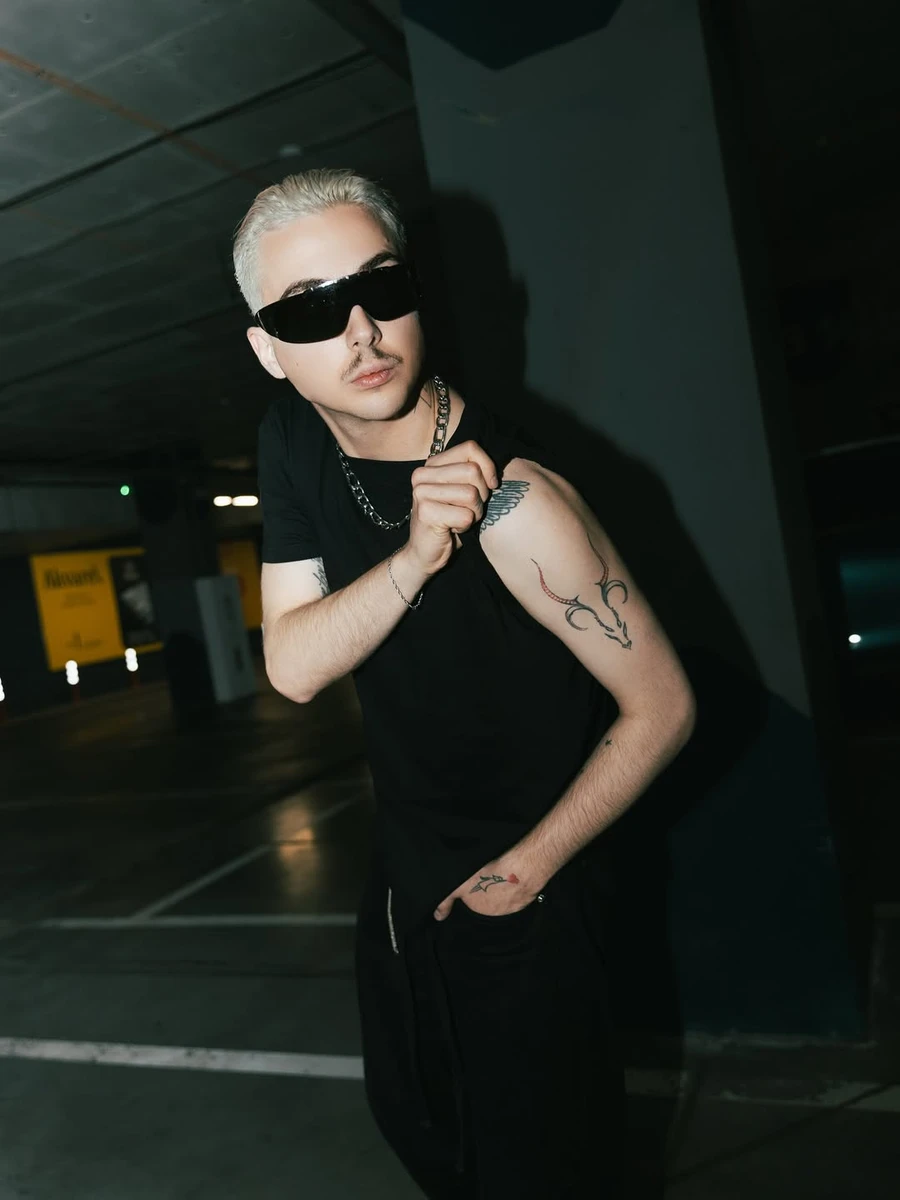 Меловін показує татуювання