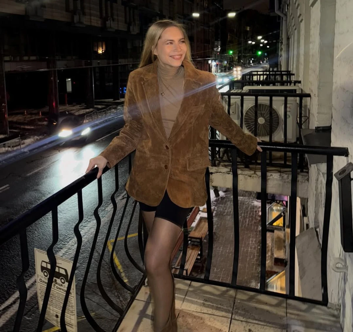 Донька Кравець у шортах і жакеті посвітила ногами на балконі