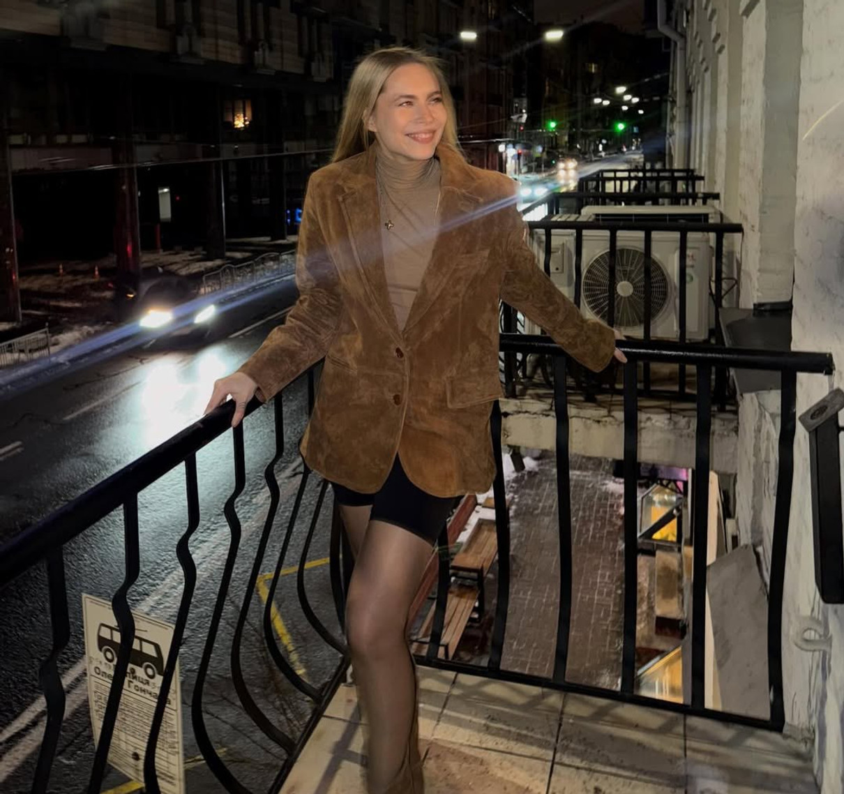 Донька Кравець у шортах і жакеті посвітила ногами на балконі