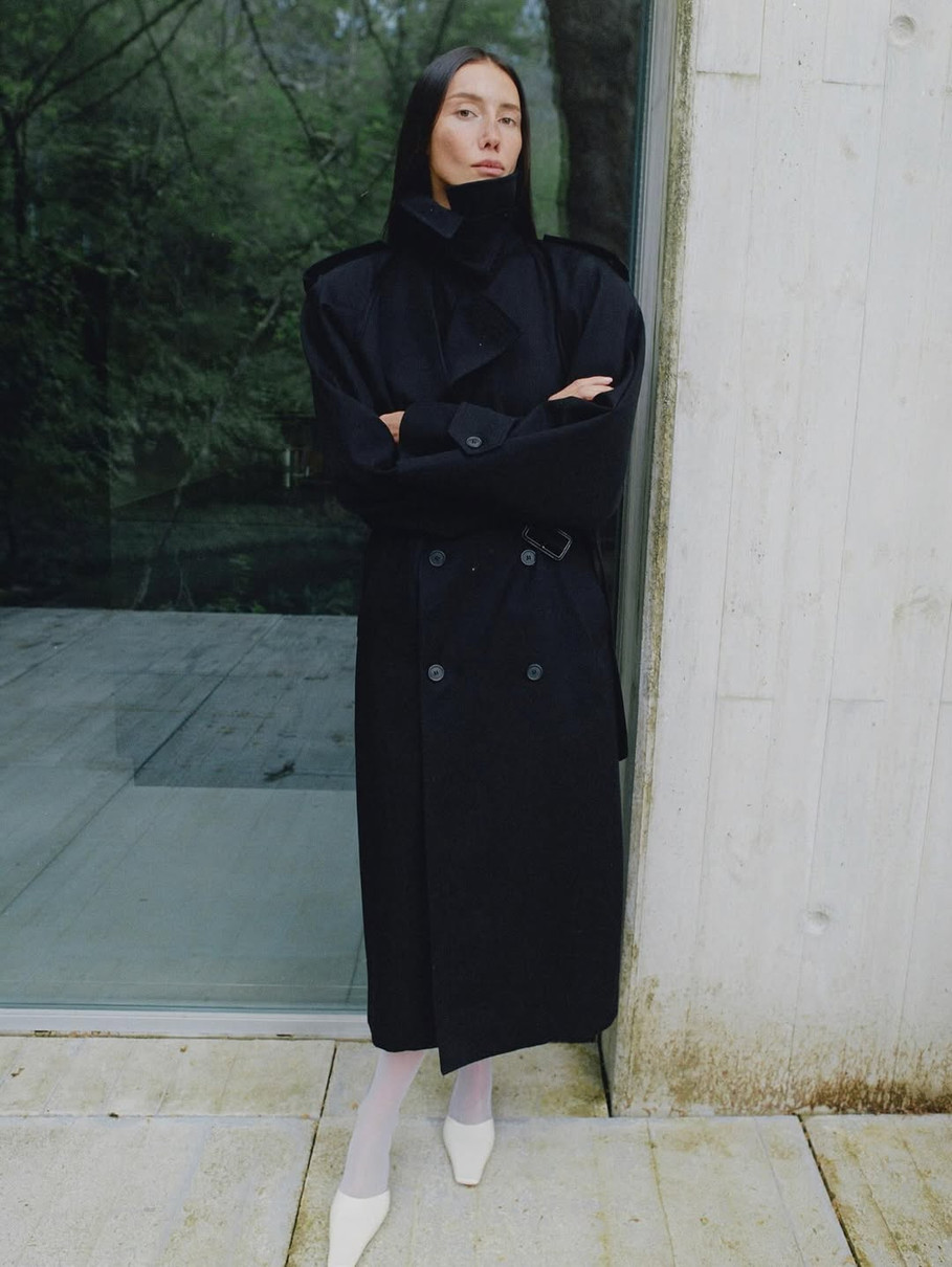 Юлія Пеліпас позує у пальто